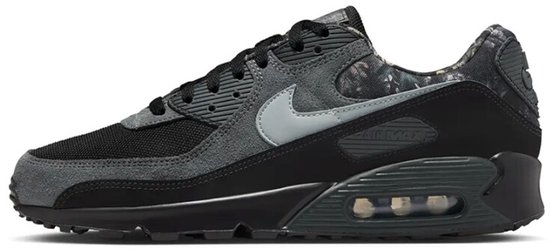 Zwarte Nike Air Max 90 sneaker met grijze Nike swoosh en camouflageaccenten.