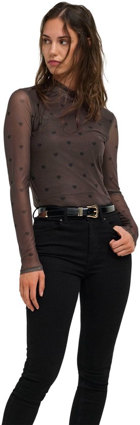 Bruin mesh shirt met lange mouwen en zwarte hartjesprint, hoge hals, gedragen door model.