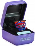 Paarse Bitzee speelgoeddoos opengeklapt met een robot-achtig figuur op een display.