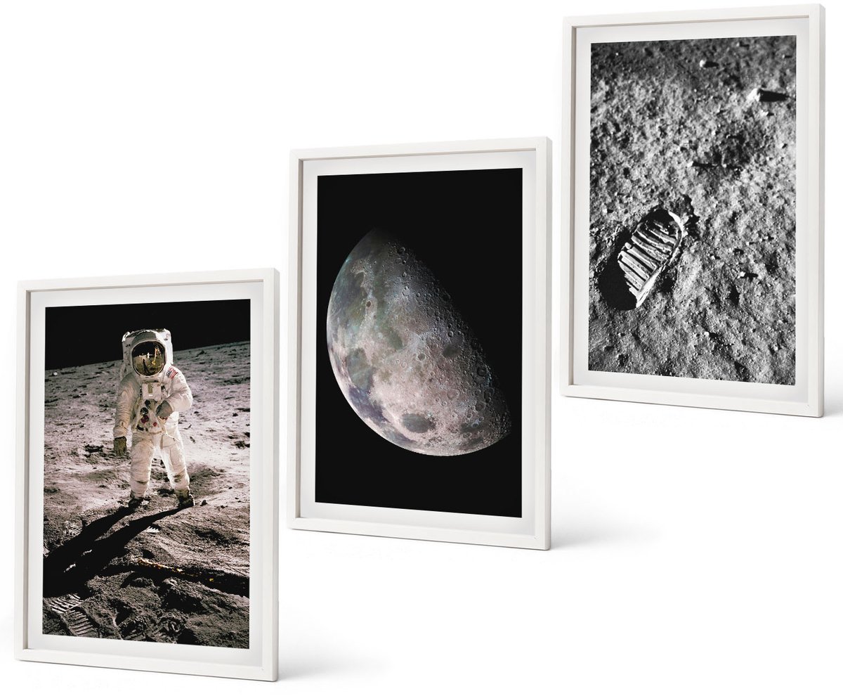 Coloray 3-Delige Schilderij Set - Foto'S Van Astronautenvoetafdrukken Op De Maan - 40 x 60 - Muurdecoratie - Schilderijen Set - Woonkamer - Stijlvolle Muurdecoratie