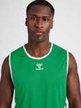 Mannelijk model in een groene mouwloze top met witte bies en het hummel-logo op de borst.