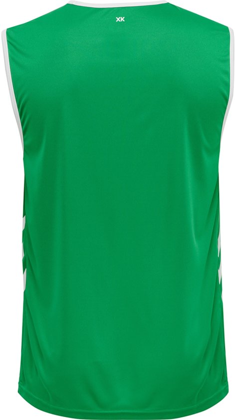 Achterkant van een groene mouwloze sporttop met witte bies en witte chevrons op de zijkant.