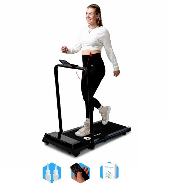 Vrouw met witte top en zwarte legging loopt op zwarte loopband met oortjes in.