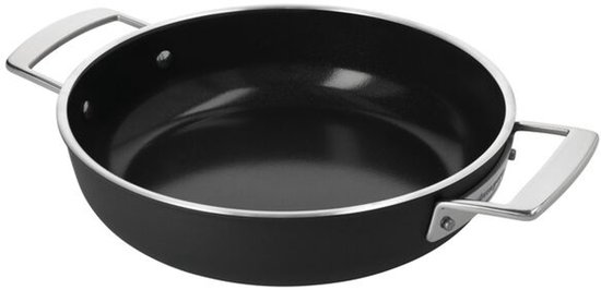 Een zwarte platte pan met zilveren handvatten, weergave van de binnenkant.