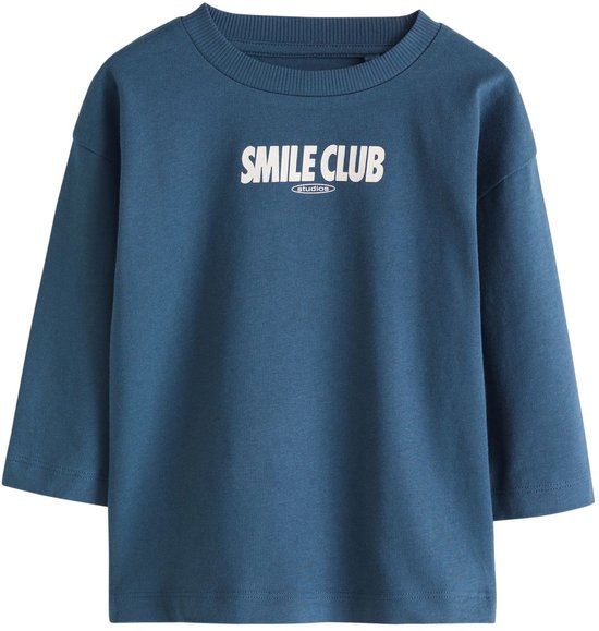 Blauw T-shirt met lange mouwen, ronde hals en witte 'SMILE CLUB' tekst op de borst.