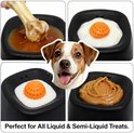 Collage van een hond met vier opnames van een zwart voerbakje gevuld met verschillende lekkernijen: bottenbouillon, melk met oranje bal, en pindakaas.