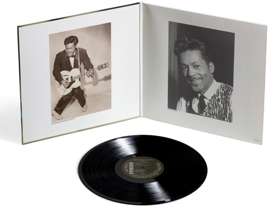 Platenhoes met zwart-witfoto's van Chuck Berry, links spelend met gitaar, rechts portret. Zwarte vinylplaat.