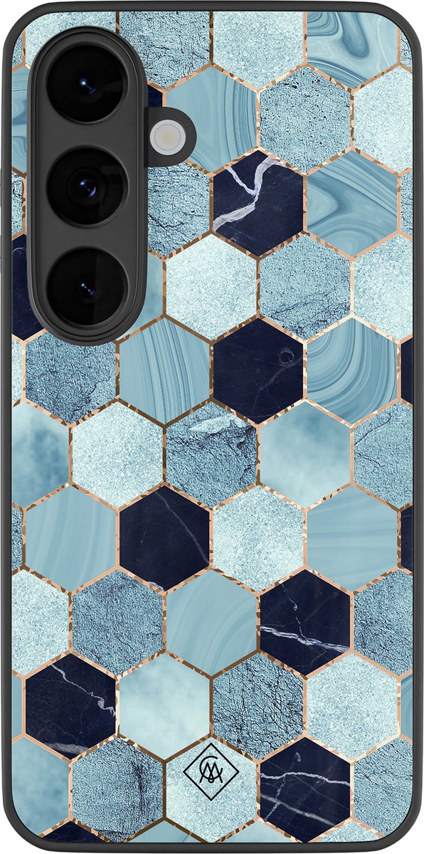 Casimoda® hoesje - Geschikt voor Samsung Galaxy S26 - Blue Cubes - Luxe Hard Case Zwart - Backcover telefoonhoesje - Blauw
