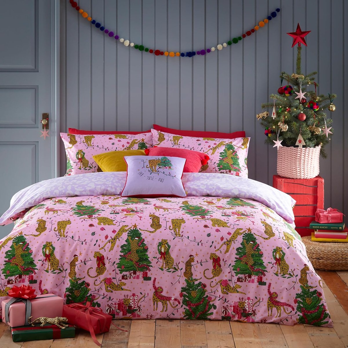 furn. Purrfect Kerst Dekbedovertrek Set (Roze/Lila - King) | Omkeerbaar feestelijk luipaardkatten Easycare Polycotton beddengoed