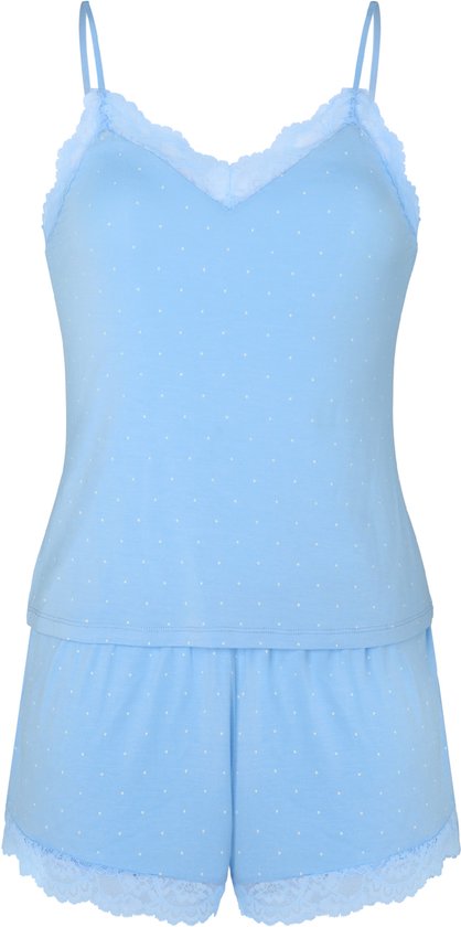 Lichtblauwe pyjamaset met witte stippen, blauw kanten randje. Van voren gezien.