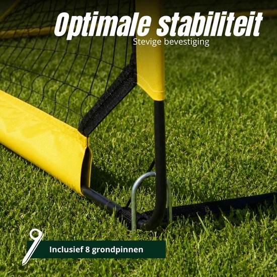 Close-up van de bevestiging van een geel Umbro voetbaldoeltje in gras, met grondpennen.