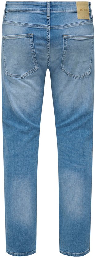 Blauwe jeans met bruin leren logo patch aan de achterkant.