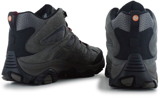 Achterkant van twee grijze Merrell wandelschoenen met zwarte en rode accenten.