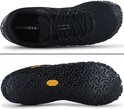 Combinatie van de bovenkant en onderkant van de zwarte Merrell Vapor Glove 6 sportschoenen. Met veters, mesh stof en grof profiel.