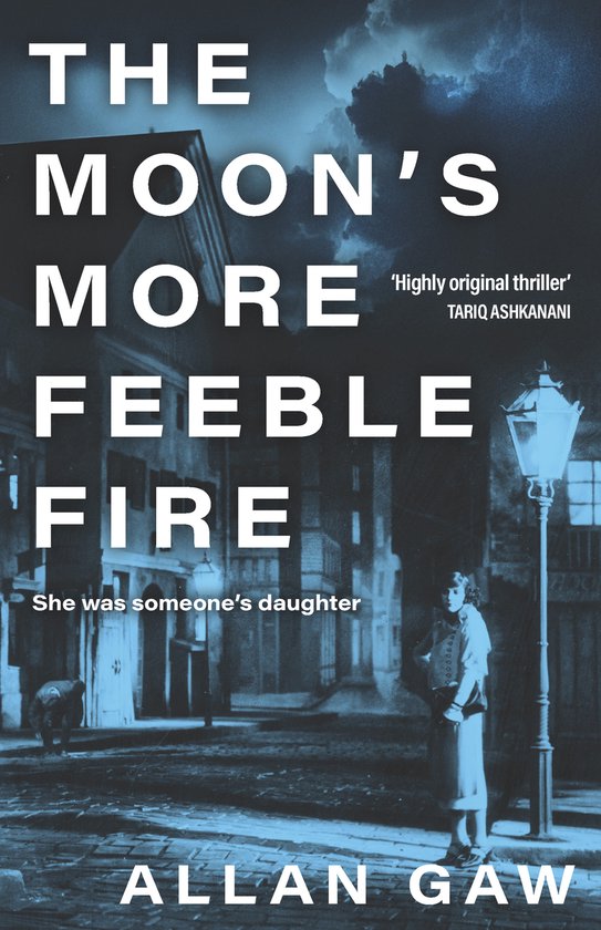 Boekomslag: 'THE MOON'S MORE FEEBLE FIRE' door Allan Gaw. Een vrouw staat bij een gaslantaarn in een schemerige straat. De titel staat in grote witte letters.