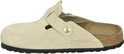 Beige suède Birkenstock Boston slipper met verstelbare band en gesp.