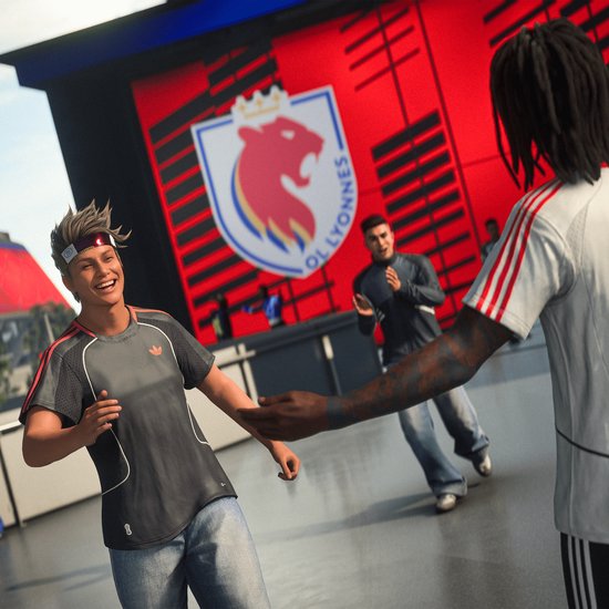 Jonge vrouw met donkergrijs Adidas shirt en hoofdband met licht, lacht en schudt hand. Logo OL Lyon op de achtergrond. Donkere huidskleur.