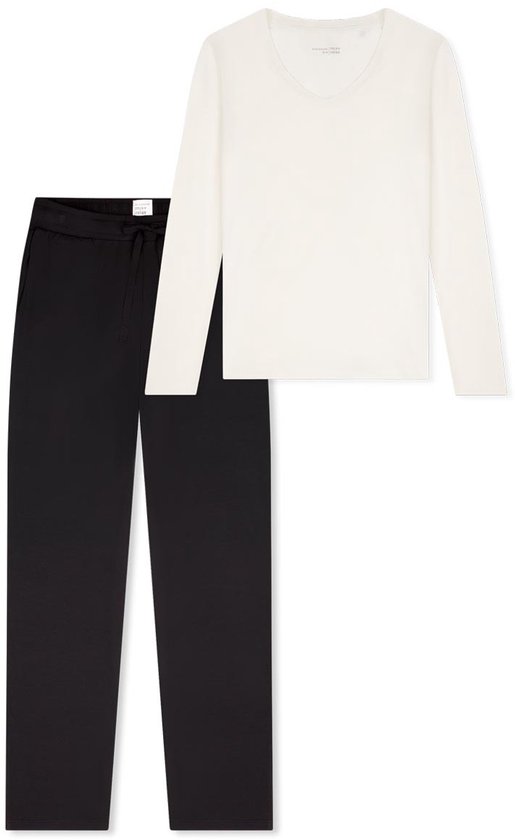 Crèmekleurig longsleeve shirt en zwarte pyjamabroek met trekkoord, naast elkaar gelegd.