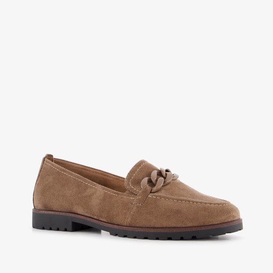 Bruine suède Tamaris loafer met decoratieve ketting op de wreef.