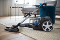 Aspirateur Philips noir série 3000 sur un tapis dans un salon.