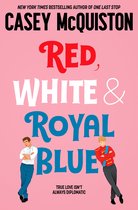 Boekcover van "Red, White & Royal Blue" door Casey McQuiston. Twee mannen, één in wit shirt en blauwe broek, de ander in een rood militair uniform met gouden knopen, staan tegenover elkaar op een roze achtergrond.