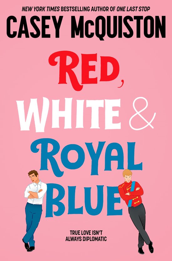 Boekcover van "Red, White & Royal Blue" door Casey McQuiston. Twee mannen, één in wit shirt en blauwe broek, de ander in een rood militair uniform met gouden knopen, staan tegenover elkaar op een roze achtergrond.