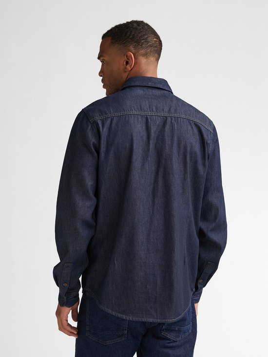 Achterkant van een man in donkerblauw denim overhemd met lange mouwen.