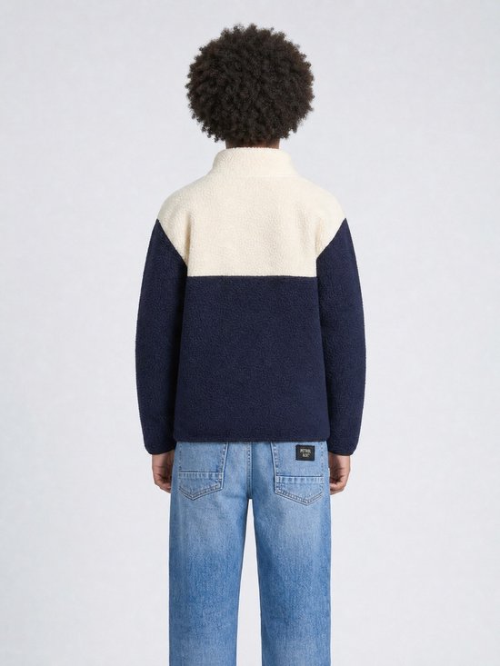 Achterkant van het teddyjack met Petrol & Co. label op de spijkerbroek van het model.