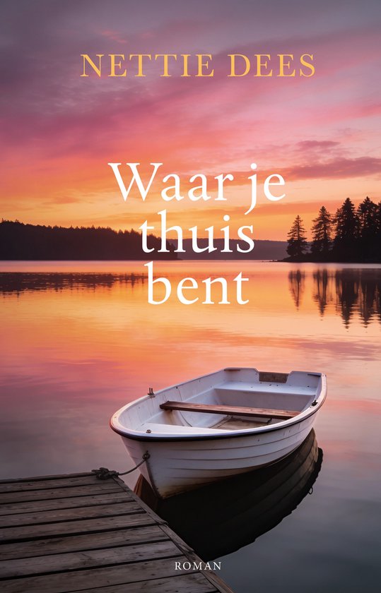 Boekomslag van 'Waar je thuis bent' met een roze en oranje zonsondergang boven een meer. Een wit bootje ligt aan een houten steiger.