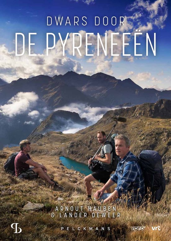 Dwars door de Pyreneeën poster met drie mannen op een berg, met een meer en bergketens op de achtergrond.