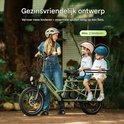 Groene elektrische bakfiets met kinderzitjes achter, vrouw en twee kinderen.