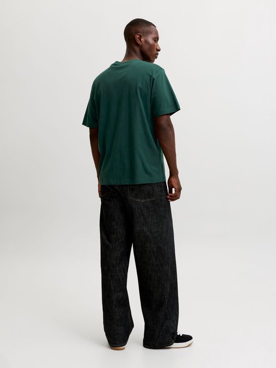 Man draagt een donkergroen Jack & Jones T-shirt, achterkant.