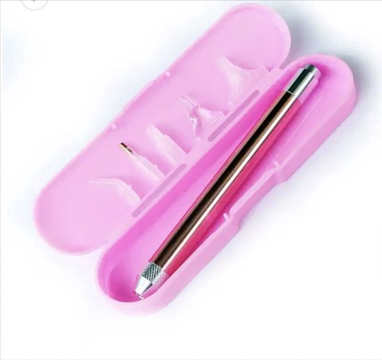 Étui rose avec un stylo couleur cuivre aux détails argentés, posé à l'intérieur.
