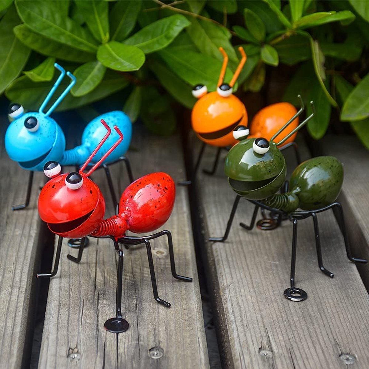 4 stks Metalen Craft Mier Yard Decor Art Metalen Sculptuur Tuin Mieren Decoratie Opknoping Muur Tuin Gazon Decoratie Binnen en Outdoor Kleurrijke en Liefdevolle Insecten Sculpturen