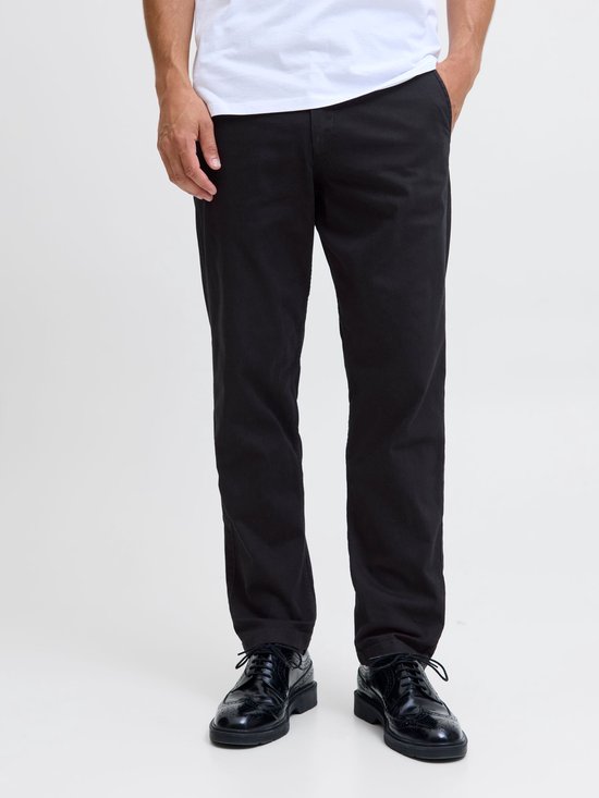 Man draagt zwarte chino broek.