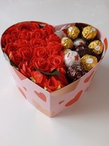 Valentijns cadeau-Chocolade doos met bloemen (L22 x B 18 x H10 cm)