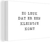 Canvas Schilderij Spreuken - Zo leuk dat er een kleintje komt - Quotes - Zwangerschapsaankondiging - 90x60 cm - Wanddecoratie - Vaderdag cadeau - Geschenk - Cadeautje voor hem - Tip - Mannen