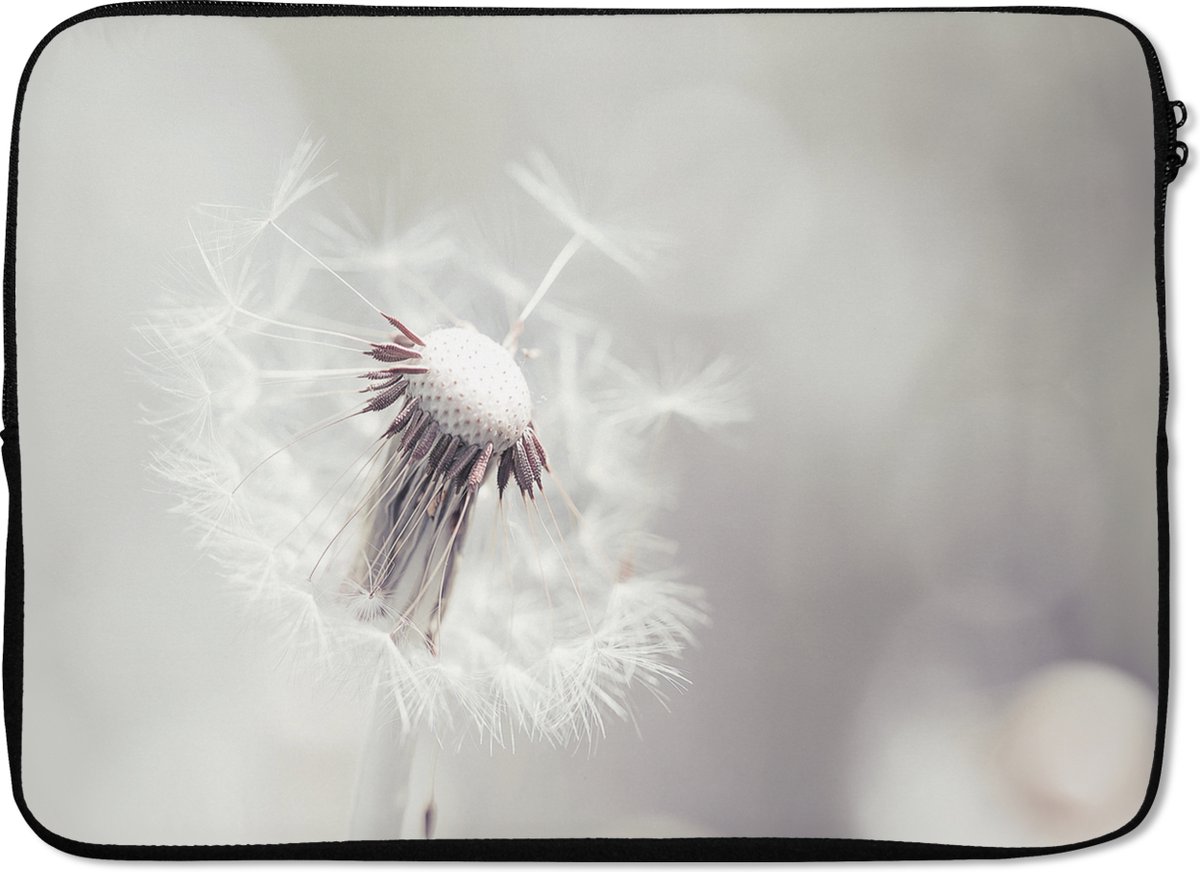 Laptophoes 14 inch - Witte paardenbloem met zaden op lichte achtergrond - Laptop sleeve - Binnenmaat 33x23 cm - Zwarte achterkant