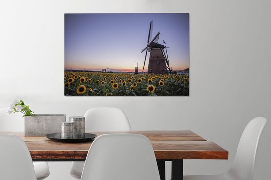 Peinture sur toile Vieux moulin à vent se dresse dans un champ avec toutes sortes de tournesols - 60x40 cm - Décoration murale