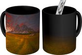 Magische Mok - Foto op Warmte Mok - Uitzicht op een berg bij zonsondergang - 350 ML - Uitdeelcadeautjes