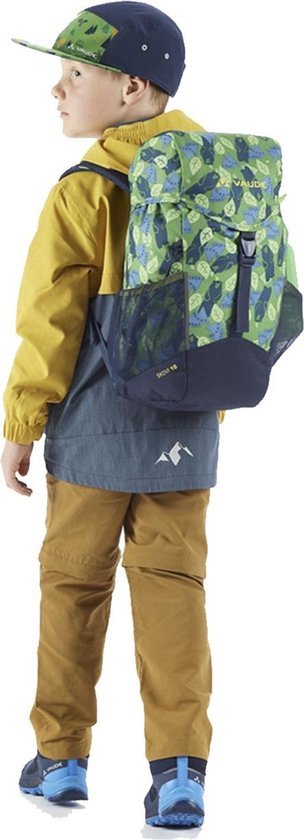 Jongen met Vaude Puck 14 rugzak in groen met bladeren- en beermotief. Gele jas en bruine broek.