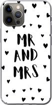 Geschikt voor iPhone 13 Pro hoesje - Quotes - 'Mr and Mrs' - Hart - Spreuken - Siliconen Telefoonhoesje