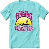 A Bad Day Fishing - Vissen T-Shirt | Roze | Grappig Verjaardag Vis Hobby Cadeau Shirt | Dames - Heren - Unisex | Tshirt Hengelsport Kleding Kado - Licht Blauw - XXL