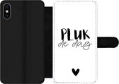 Bookcase Geschikt voor iPhone X telefoonhoesje - Spreuken - Quotes - Pluk de dag - Carpe diem - Met vakjes - Wallet case met magneetsluiting