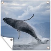 Tuin poster Uit het water springende walvis - 200x200 cm - Tuindoek - Buitenposter