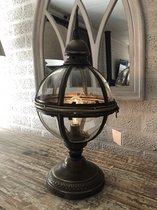 Prachtige staande bol lantaarn iron met geslepen glas, sfeer verlichting.