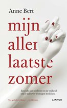 Boekomslag 'Mijn allerlaatste zomer' met witte hand en rode nagels, rode tekst.