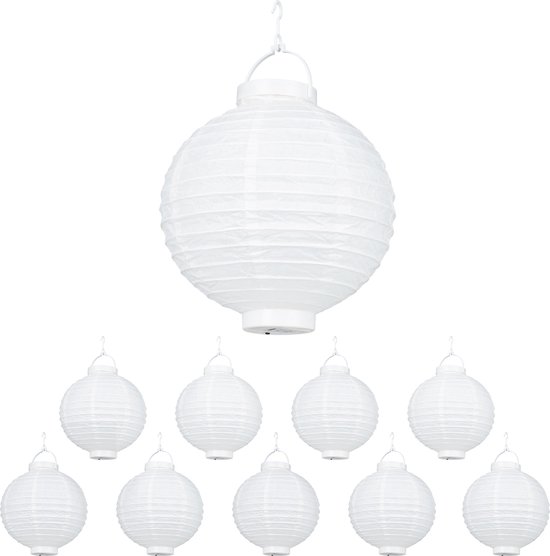 Un lot de 4 lampions japonais, à la traditionnelle décoration fleurs de Un lot de 4 lampions japonais, à la traditionnelle décoration fleurs de