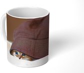 Mok - Een Perzische kitten verstopt onder een hoed - 350 ML - Beker