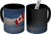 Magische Mok - Foto op Warmte Mokken - Koffiemok - De Canadese vlag met donkere wolken - Magic Mok - Beker - 350 ML - Theemok